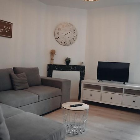 Superbe Appartement Avec Terrasse Au Calme Ernee Bagian luar foto