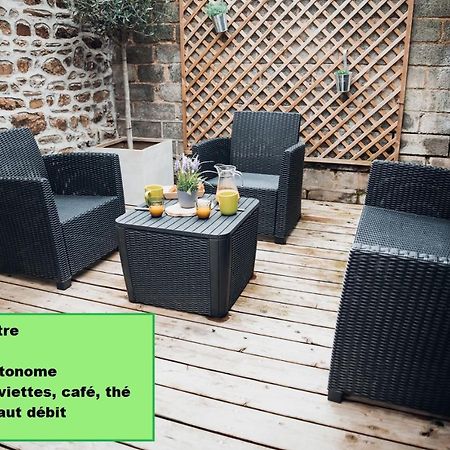 Superbe Appartement Avec Terrasse Au Calme Ernee Bagian luar foto