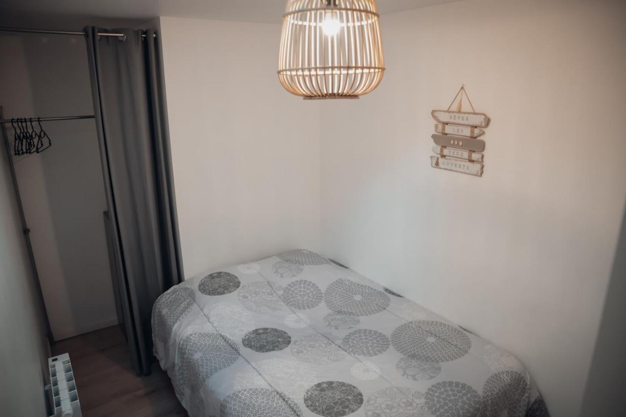 Superbe Appartement Avec Terrasse Au Calme Ernee Bagian luar foto