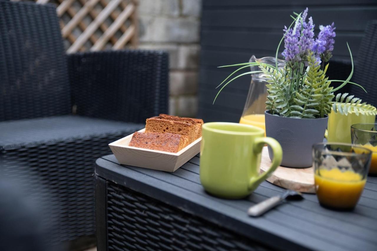 Superbe Appartement Avec Terrasse Au Calme Ernee Bagian luar foto