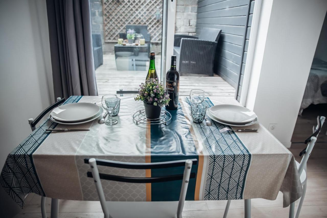 Superbe Appartement Avec Terrasse Au Calme Ernee Bagian luar foto