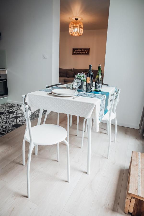 Superbe Appartement Avec Terrasse Au Calme Ernee Bagian luar foto