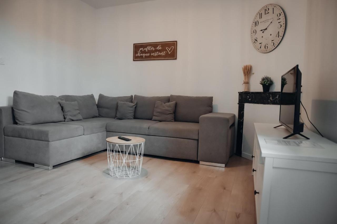 Superbe Appartement Avec Terrasse Au Calme Ernee Bagian luar foto