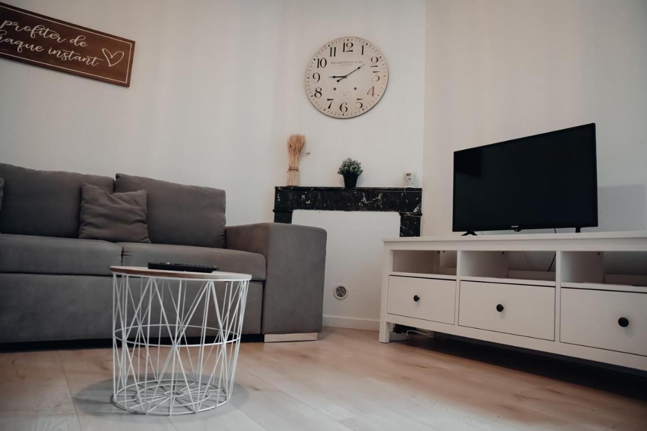 Superbe Appartement Avec Terrasse Au Calme Ernee Bagian luar foto