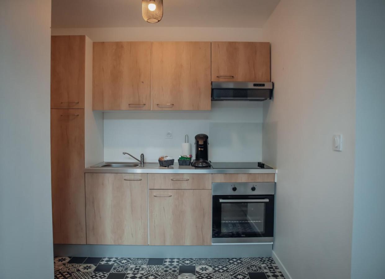 Superbe Appartement Avec Terrasse Au Calme Ernee Bagian luar foto