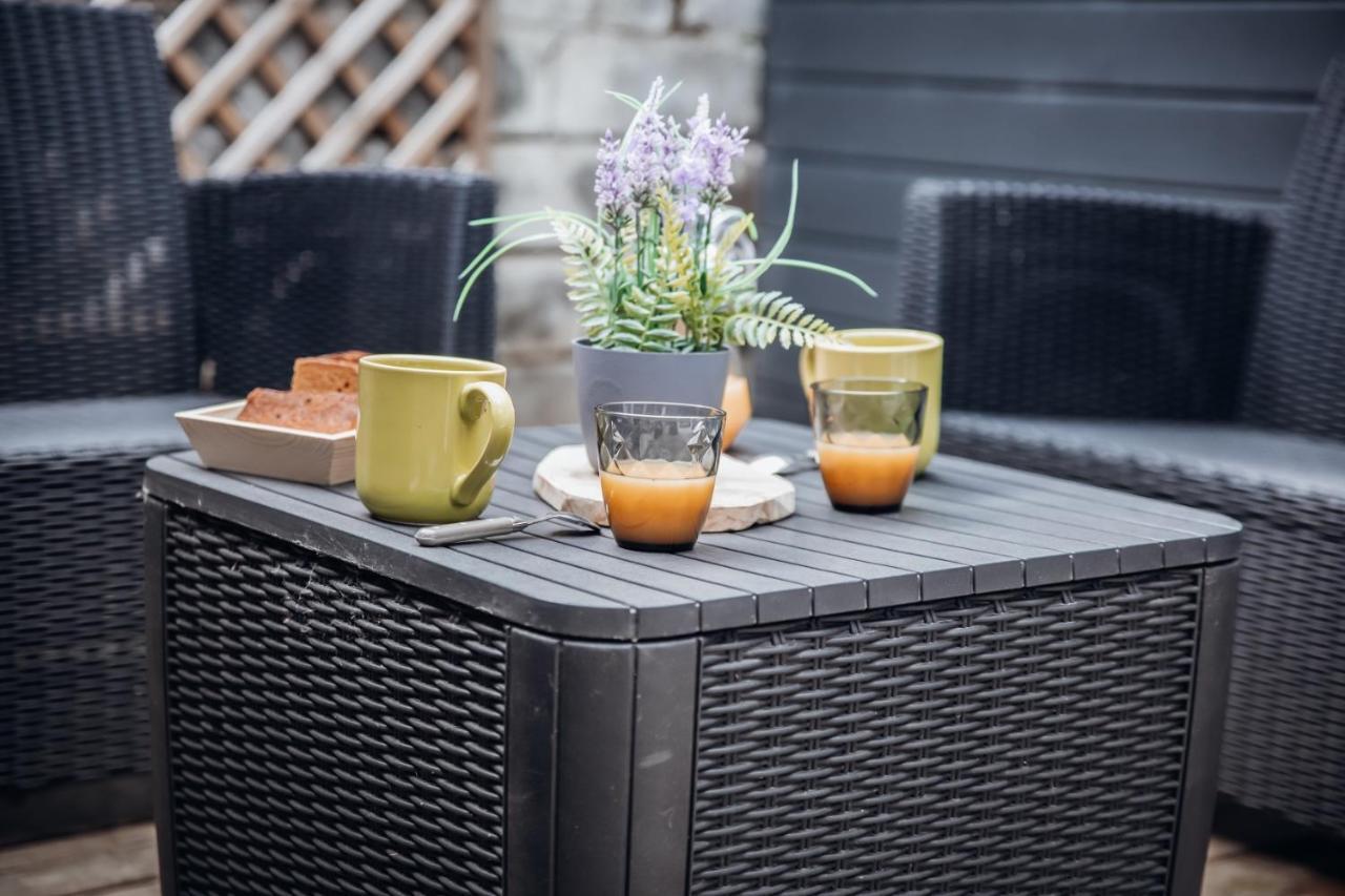 Superbe Appartement Avec Terrasse Au Calme Ernee Bagian luar foto
