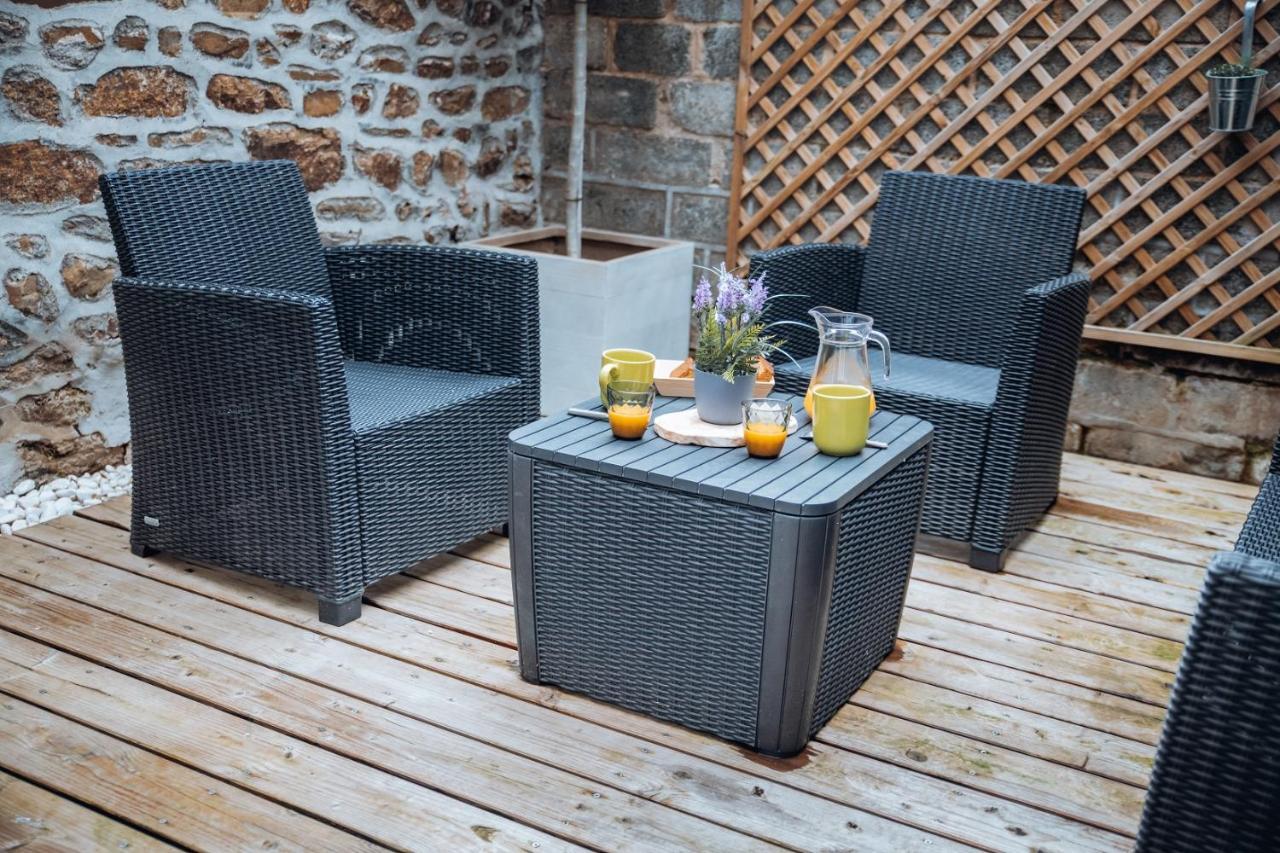 Superbe Appartement Avec Terrasse Au Calme Ernee Bagian luar foto