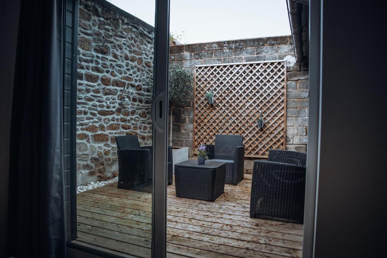 Superbe Appartement Avec Terrasse Au Calme Ernee Bagian luar foto
