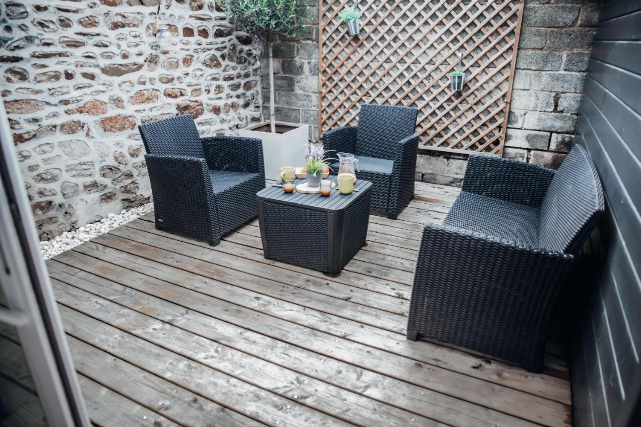 Superbe Appartement Avec Terrasse Au Calme Ernee Bagian luar foto
